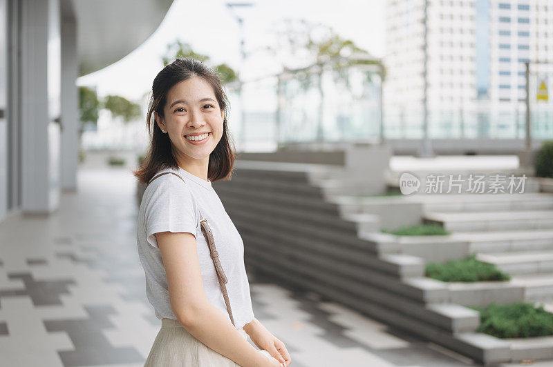 中年亚洲泰国/中国办公室女性快乐情感旅行城市在首都城市购物中心